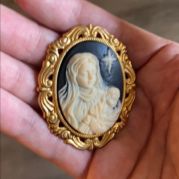 Jane Jewelry - Brooch of Mary and Baby Jesus